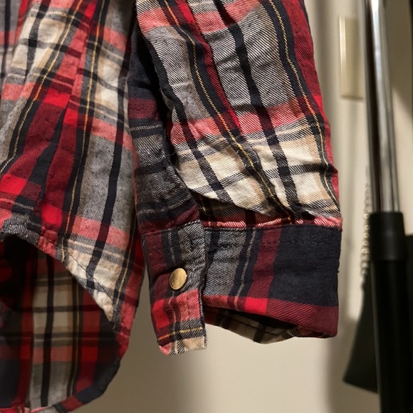 small flannel with gold studded pockets ✨ - Picture 5 of 6